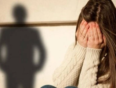 Ηλιούπολη: Μέθυσαν και ασέλγησαν σε 20χρονη με το παιχνίδι «Ring of Fire»